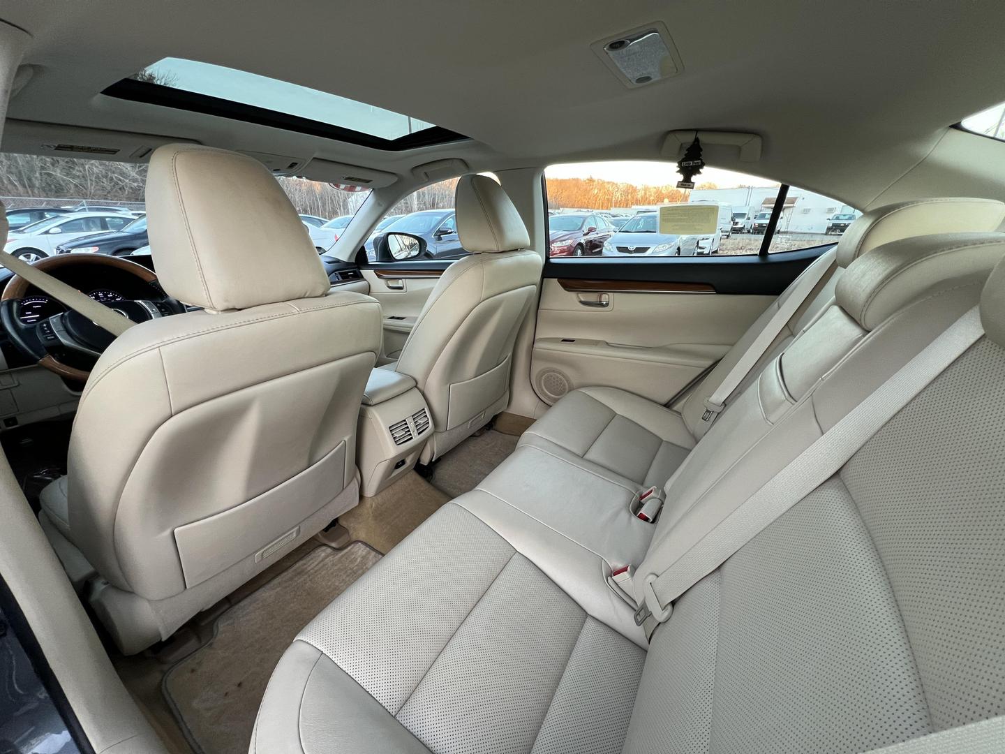 2014 Lexus ES 300h photo 33