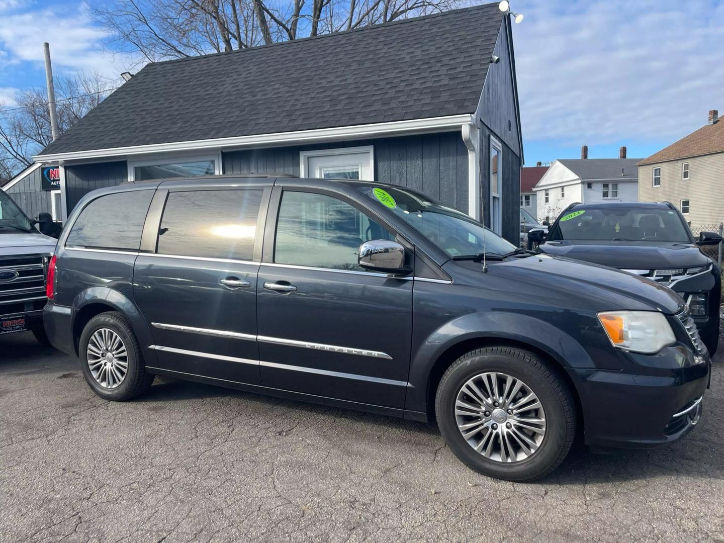 2014 Chrysler Town & Country Touring-L photo 2