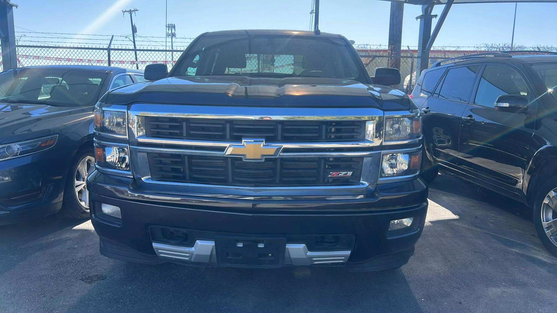 2015 Chevrolet Silverado 1500 LT photo 2