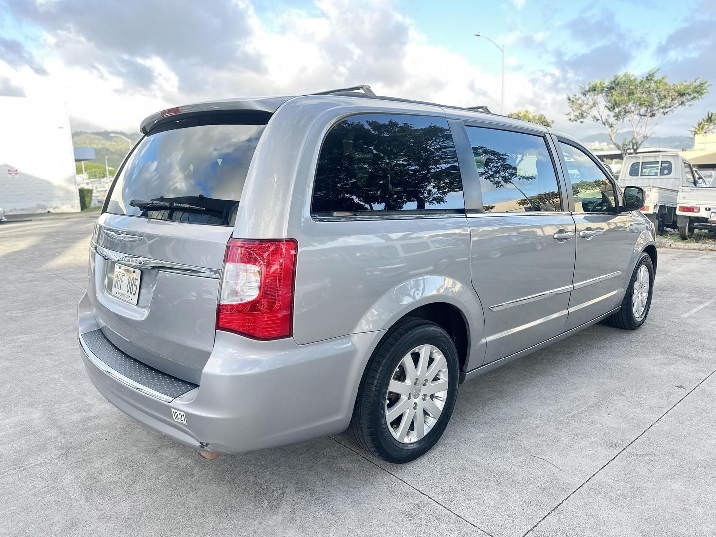 2014 Chrysler Town & Country Touring photo 2