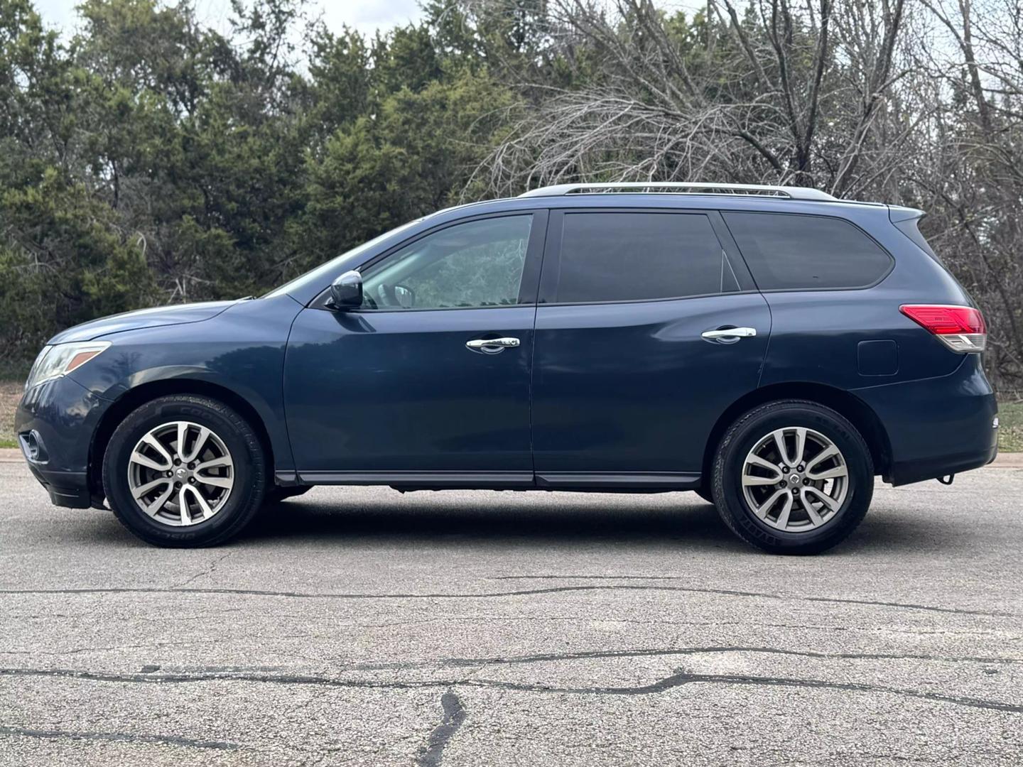 2015 Nissan Pathfinder SV photo 2