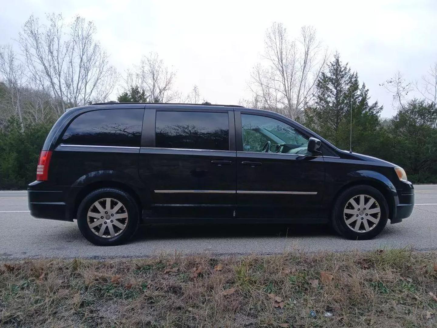 2010 Chrysler Town & Country Touring Plus photo 6