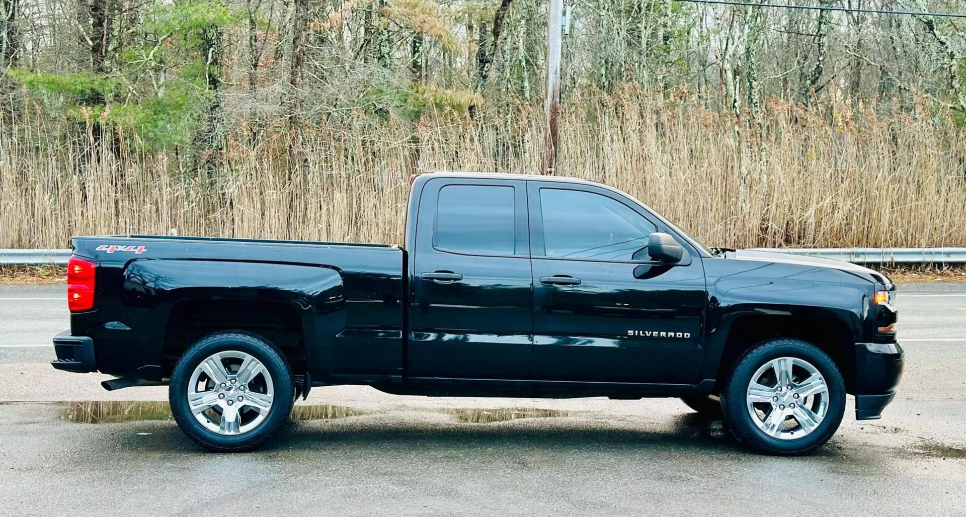 2017 Chevrolet Silverado 1500 Custom photo 9