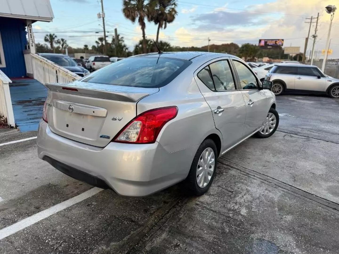 2016 Nissan Versa Sedan SV photo 7