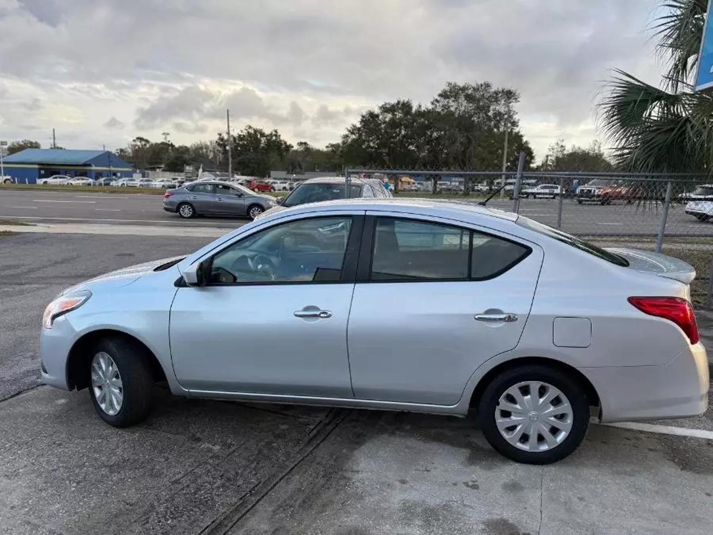 2016 Nissan Versa Sedan SV photo 5