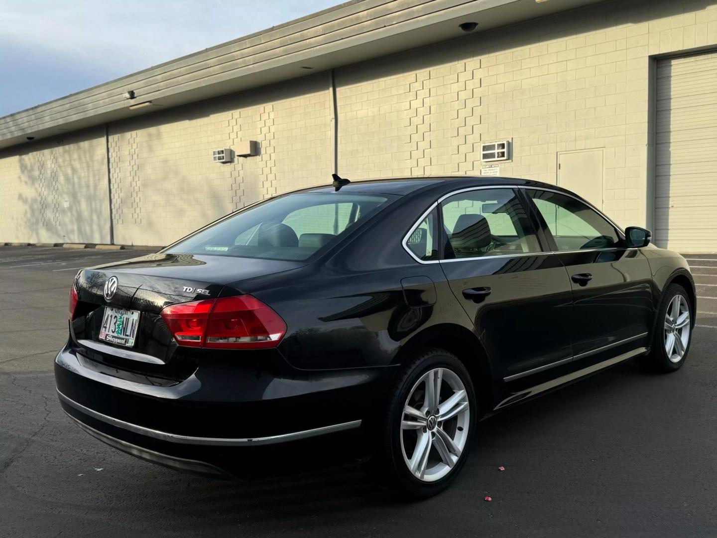 2014 Volkswagen Passat SEL Premium photo 9