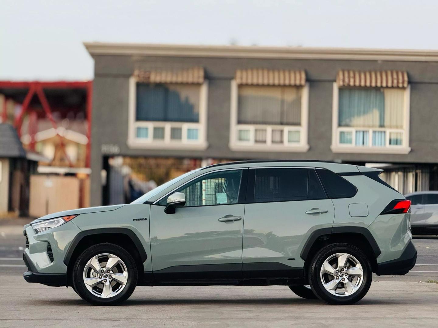 2021 Toyota RAV4 XLE Premium photo 4