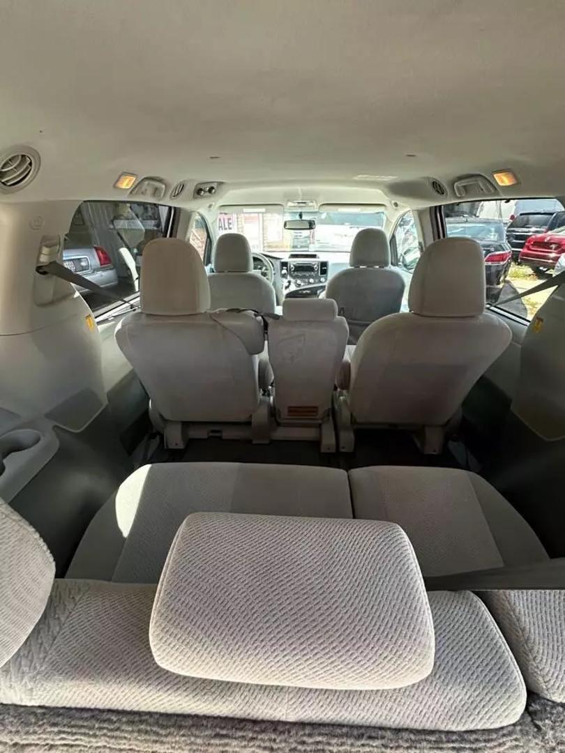 2011 Toyota Sienna LE photo 20