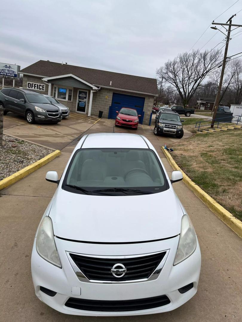 2012 Nissan Versa SL photo 2