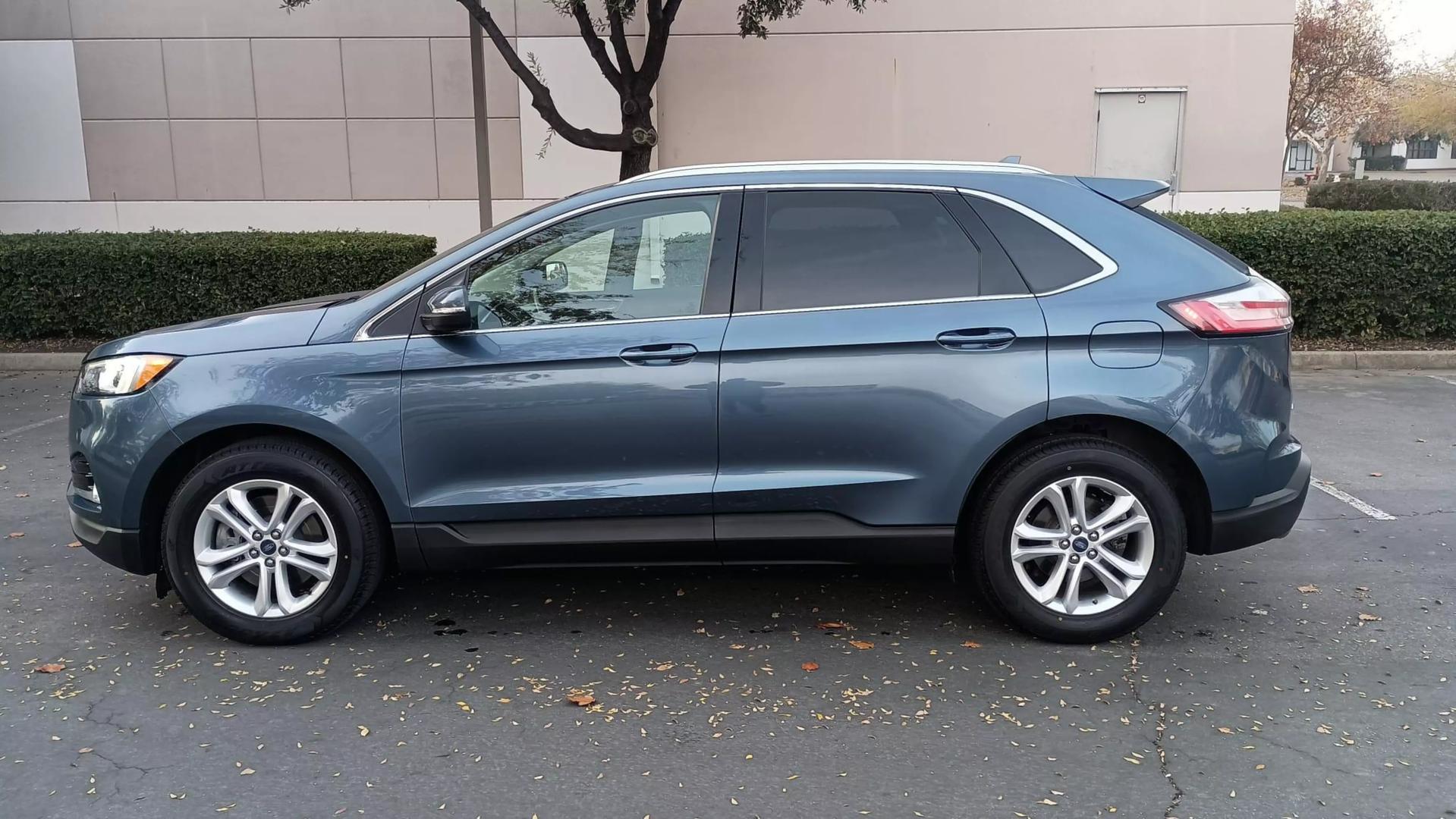 2019 Ford Edge SEL photo 4