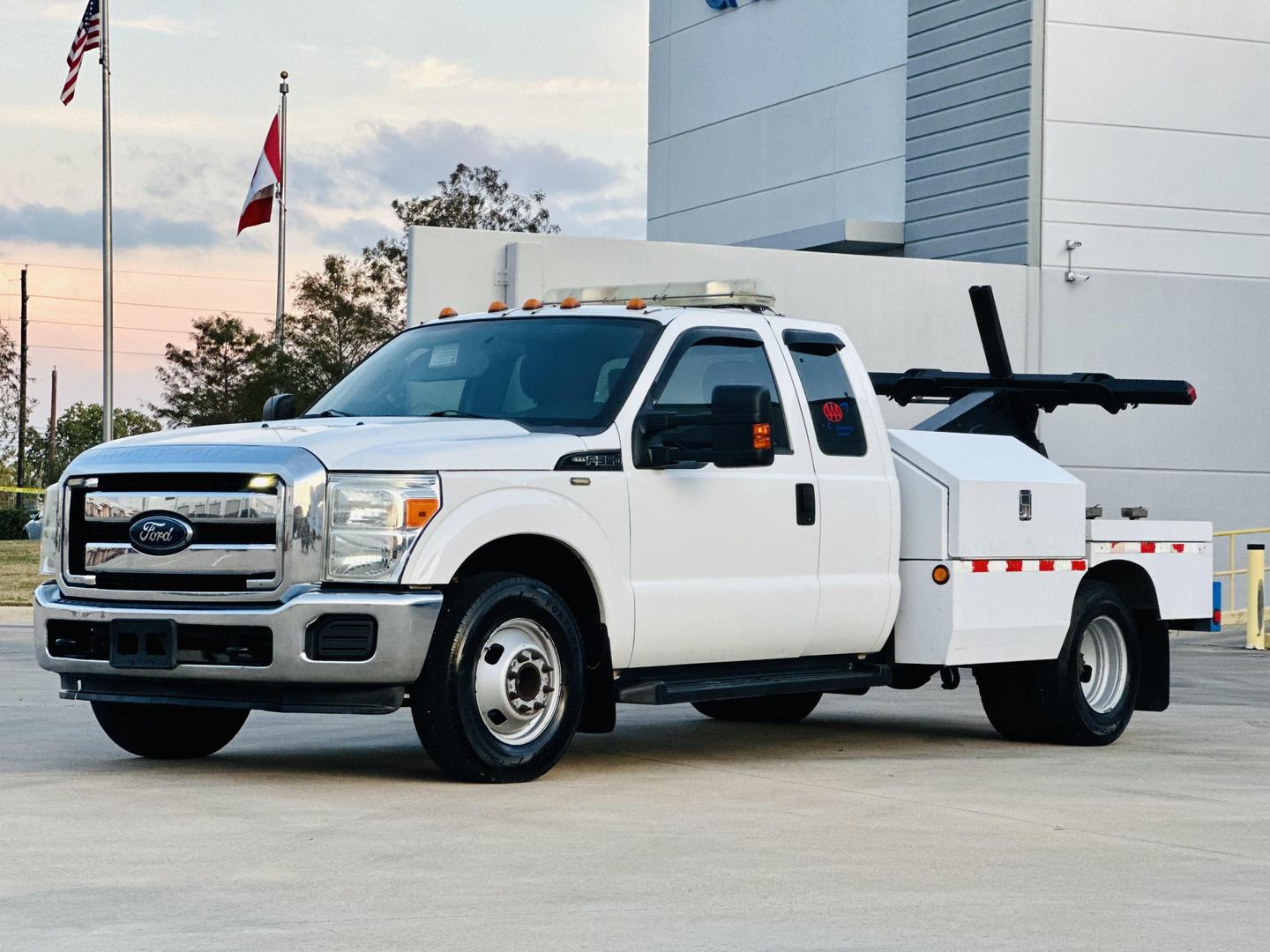 2012 Ford F-350 Super Duty Chassis Cab null photo 2