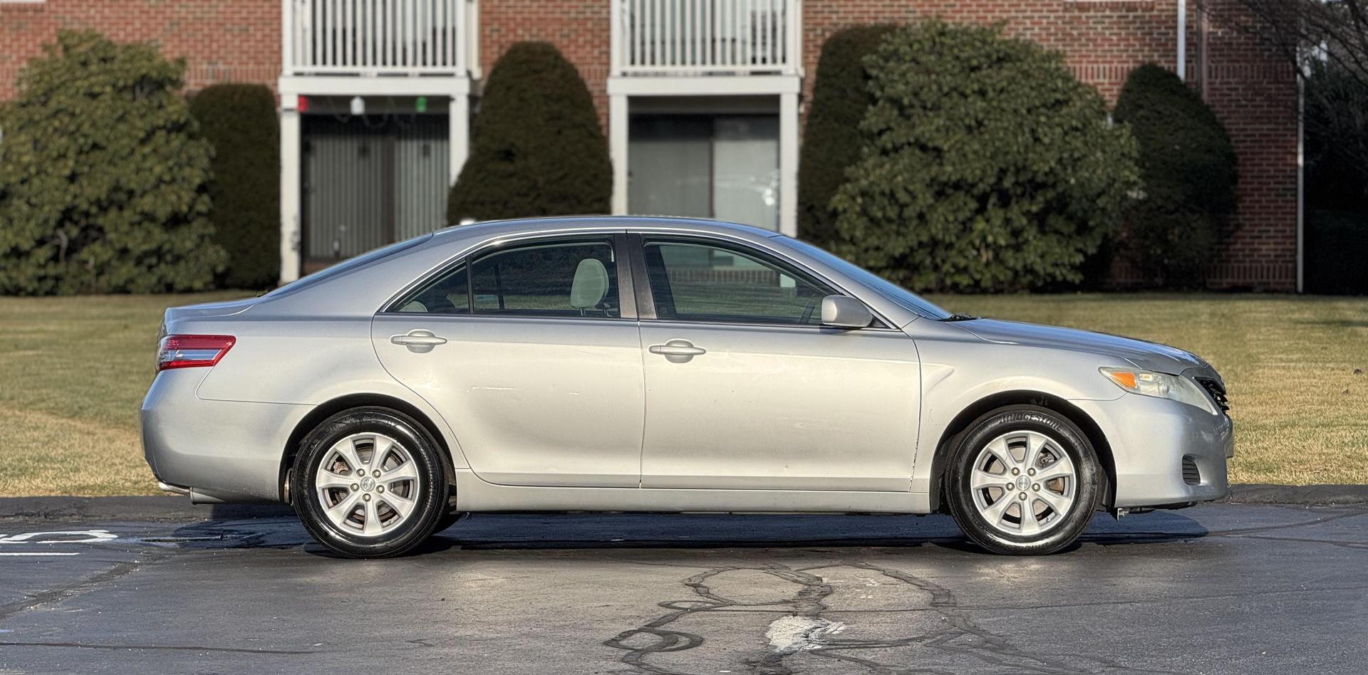 2011 Toyota Camry LE photo 4