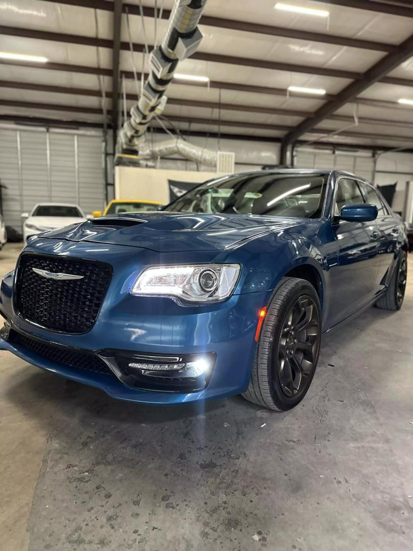 2021 Chrysler 300 Touring photo 3