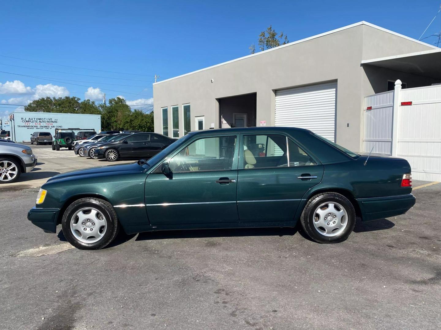 1995 Mercedes-Benz E-Class null photo 2