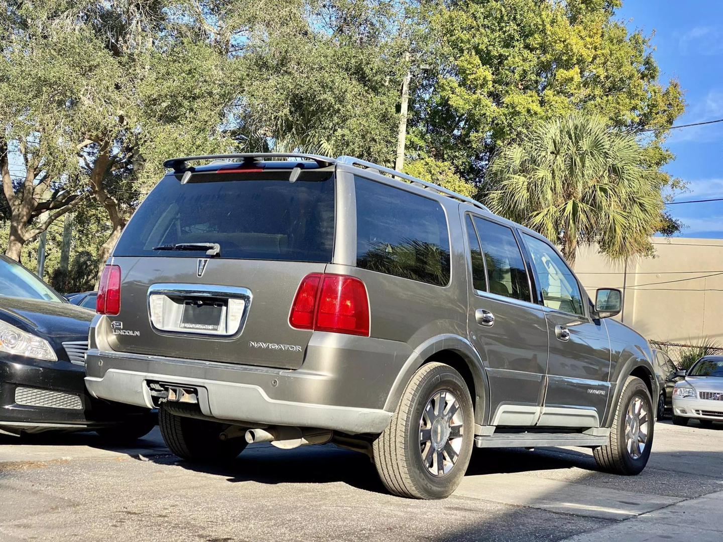 2004 Lincoln Navigator null photo 3