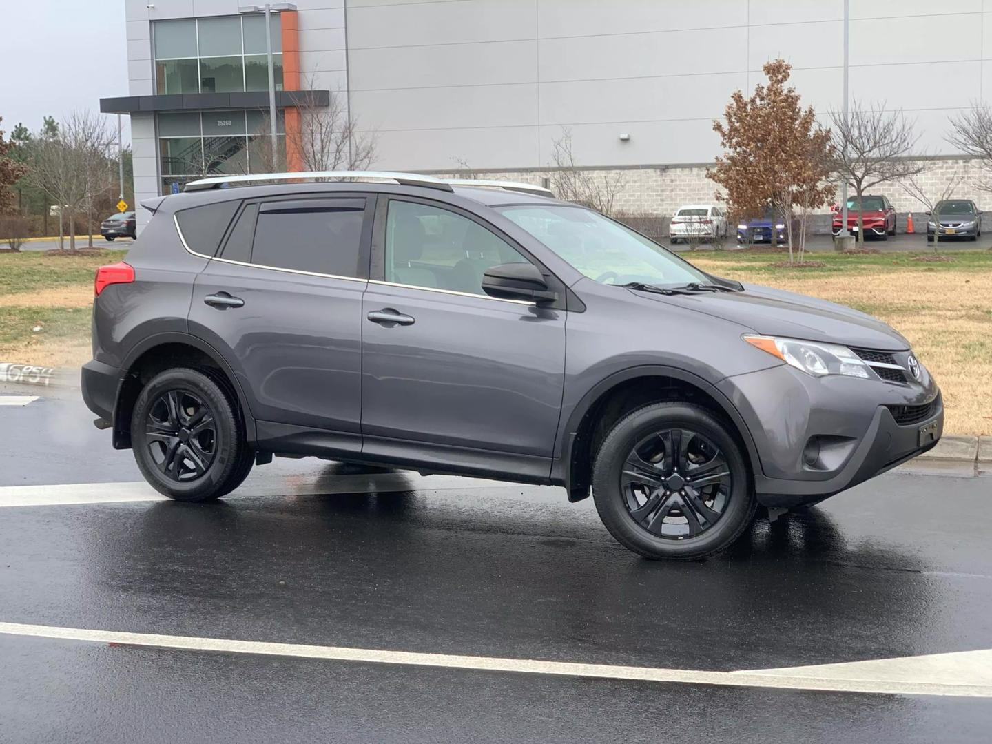 2015 Toyota RAV4 LE photo 4