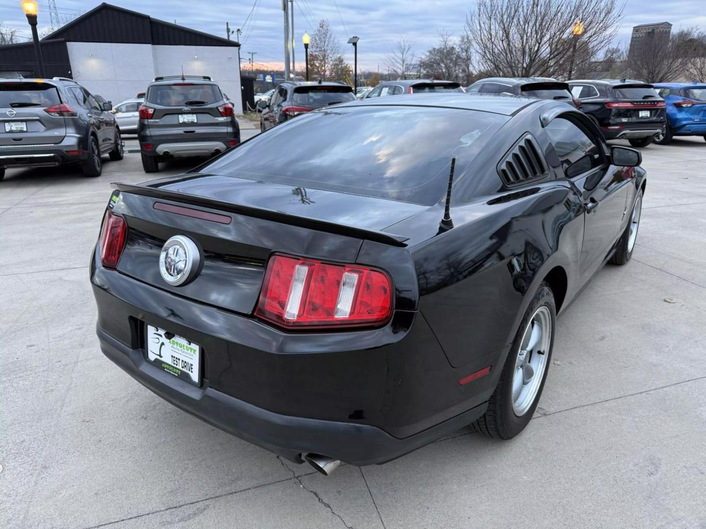 2011 Ford Mustang V6 photo 5