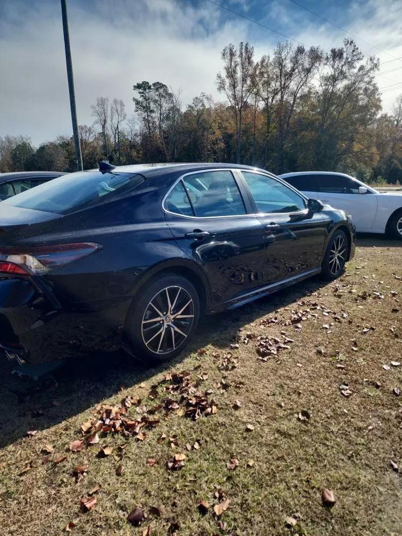 2021 Toyota Camry SE photo 4