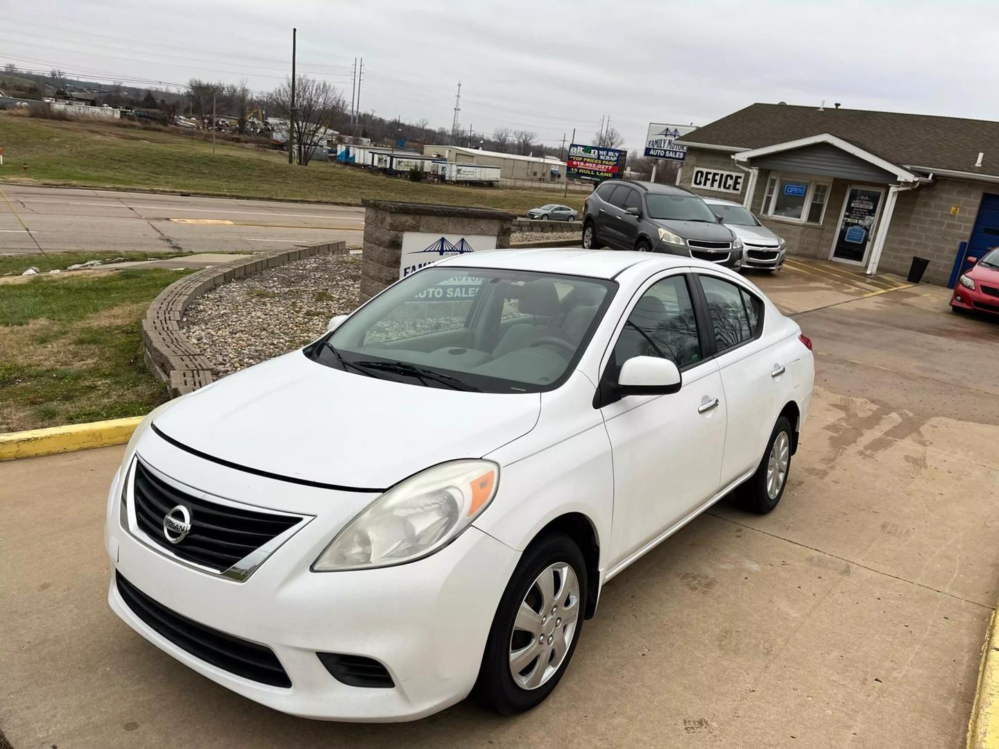 2012 Nissan Versa SL photo 4