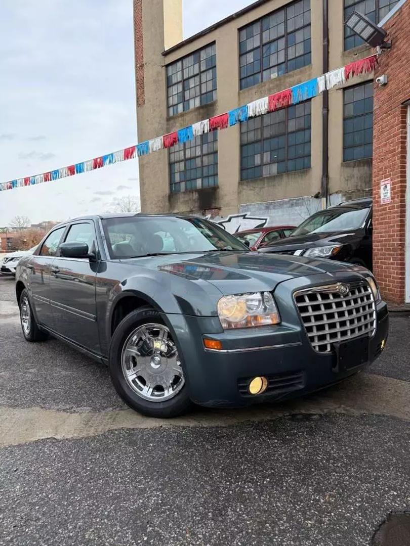 Chrysler 300's photo