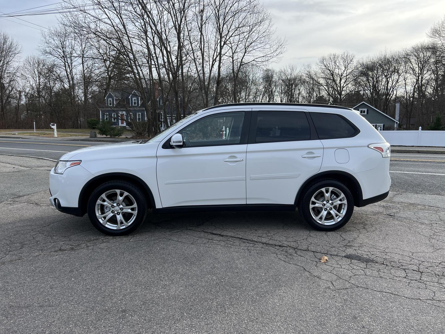 2015 Mitsubishi Outlander SE photo 2