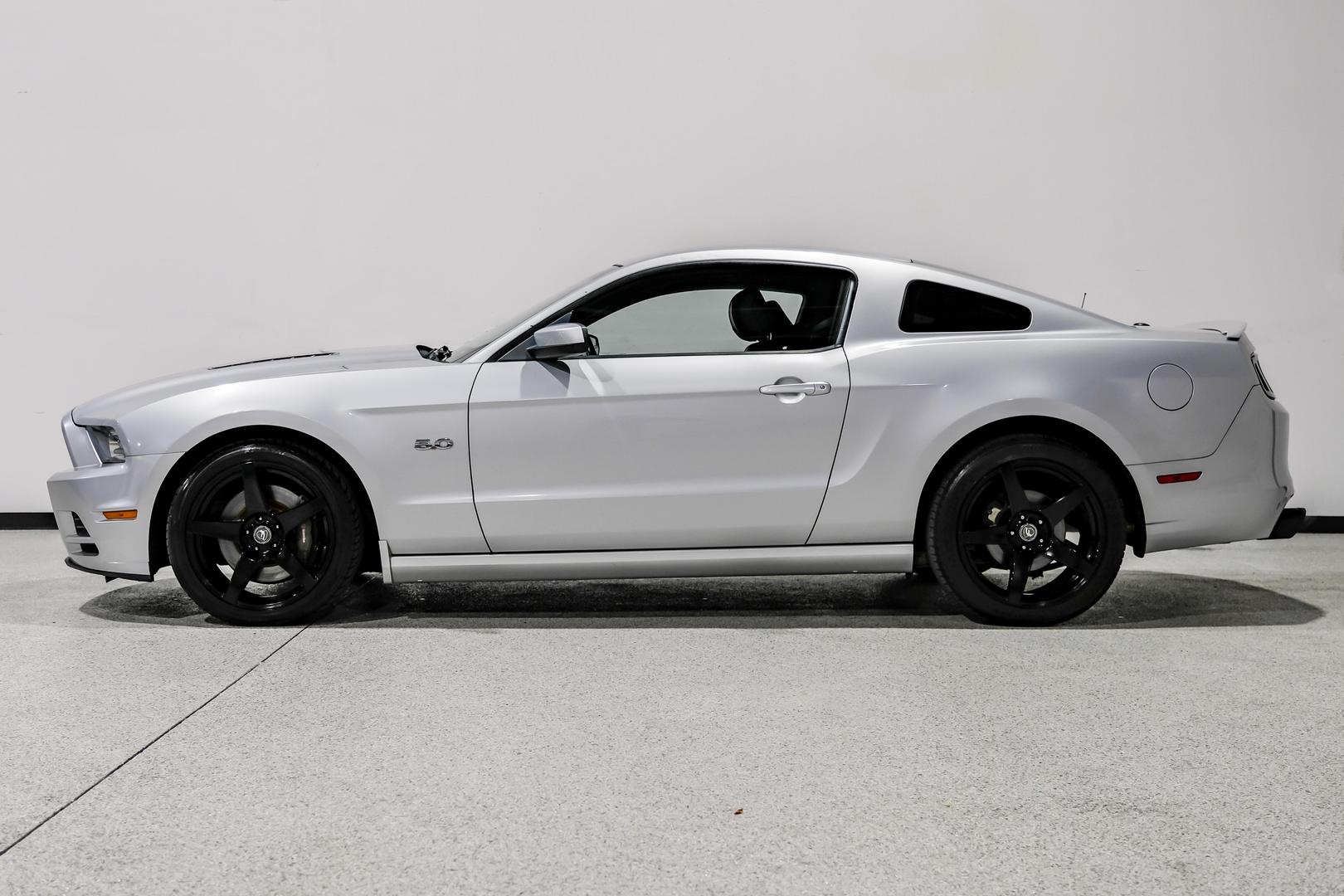 2013 Ford Mustang GT photo 9