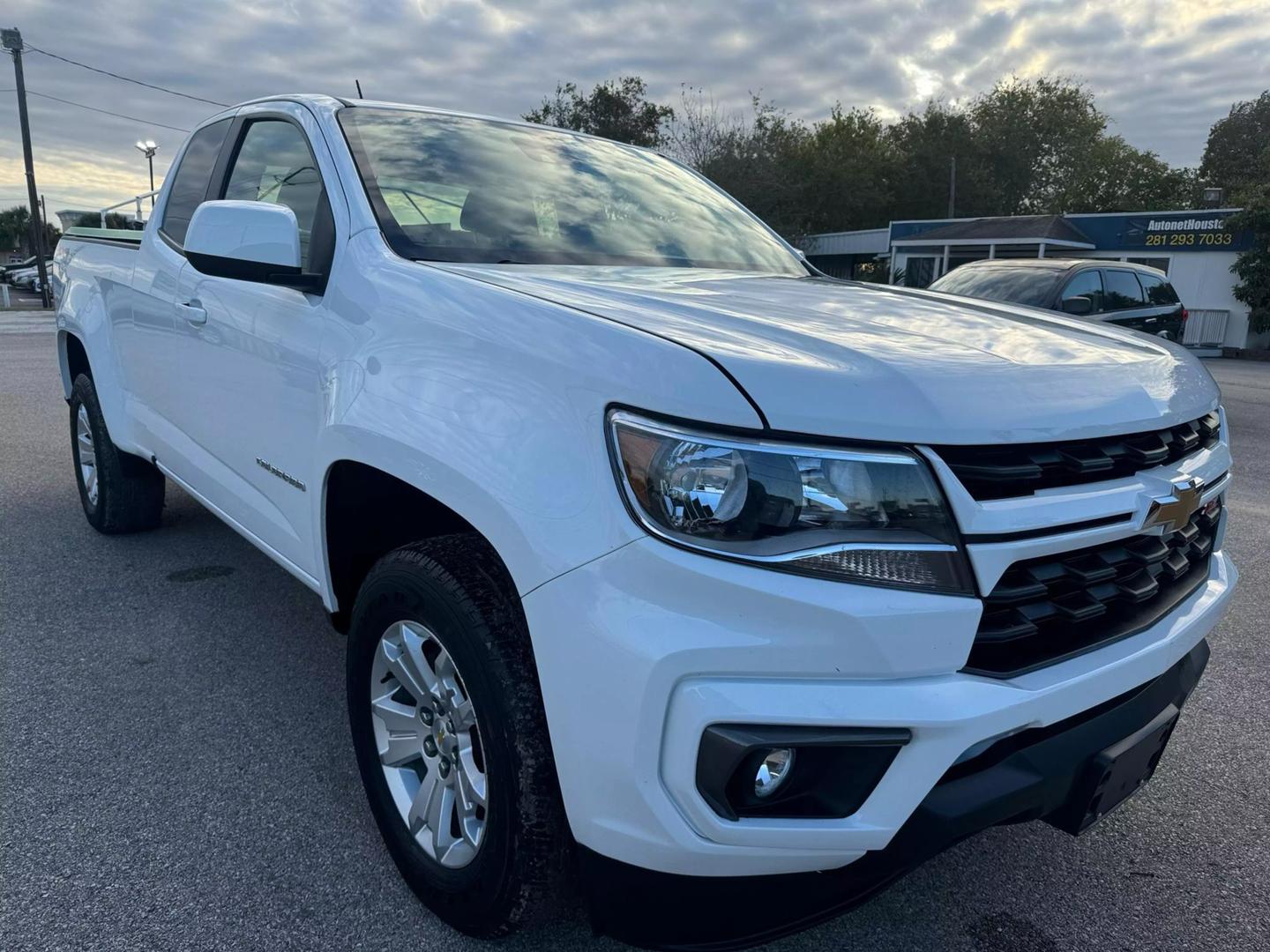 2022 Chevrolet Colorado LT photo 2