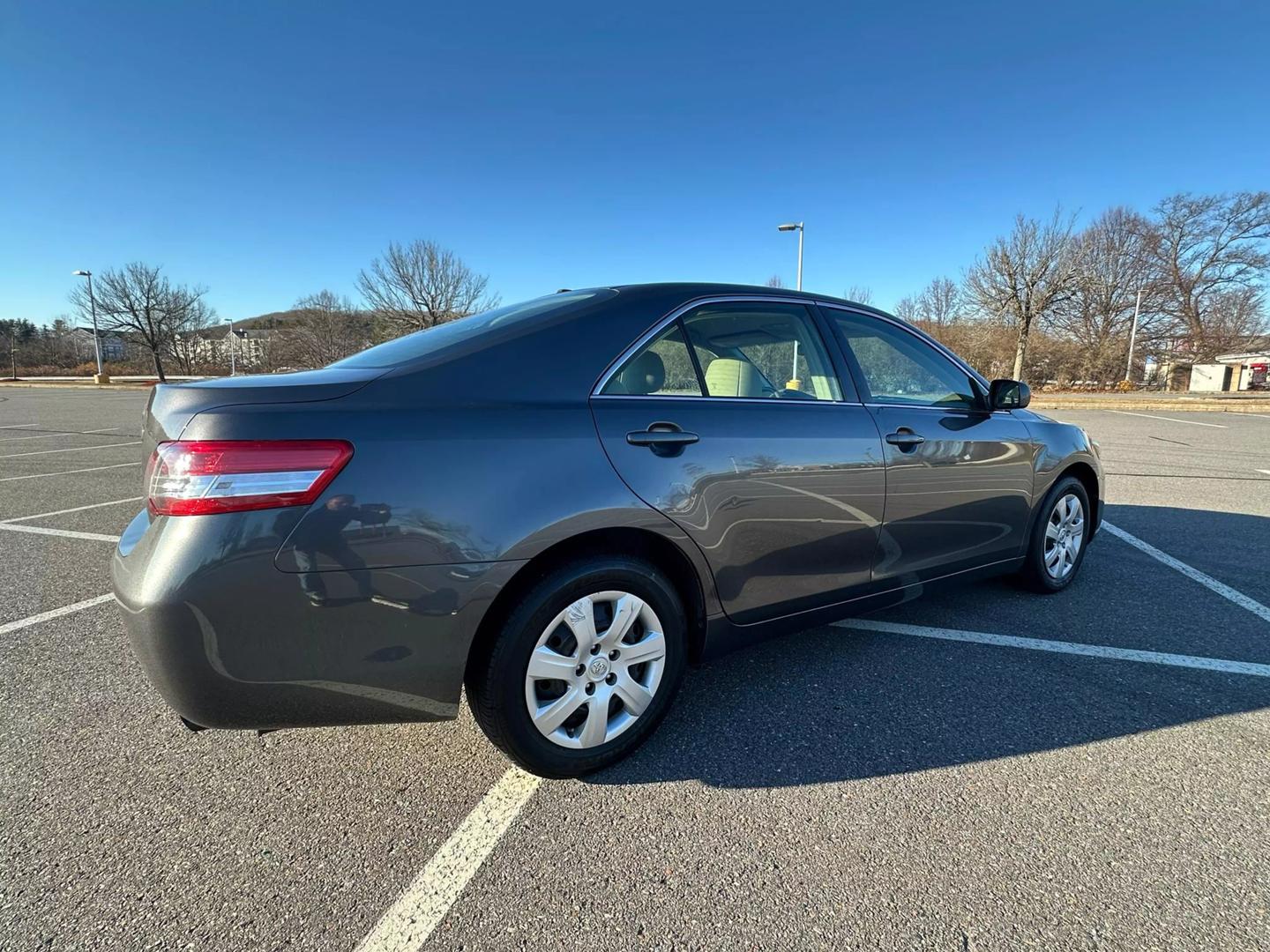 2011 Toyota Camry LE photo 4