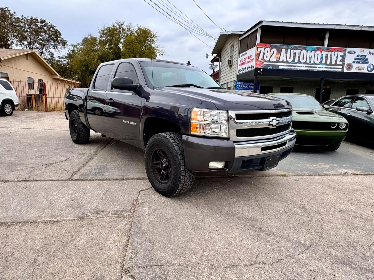 2011 Chevrolet Silverado 1500 LT photo 2