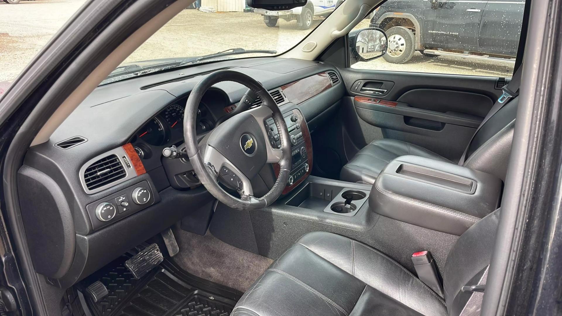 2011 Chevrolet Suburban LT photo 9