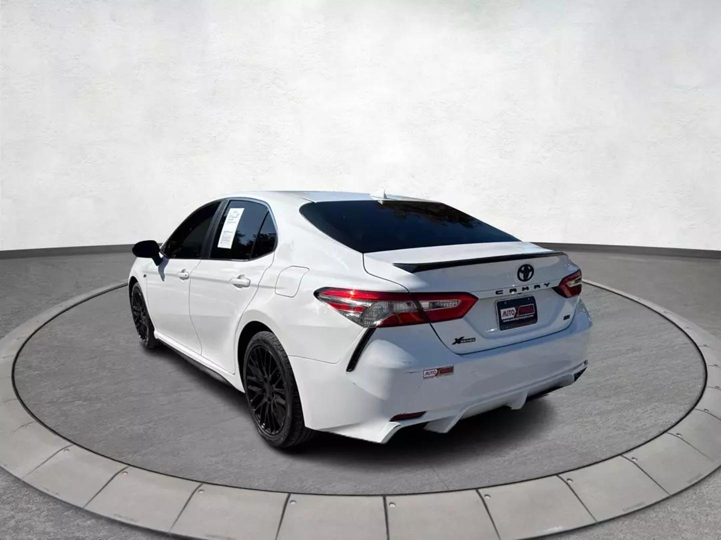 2019 Toyota Camry SE photo 5