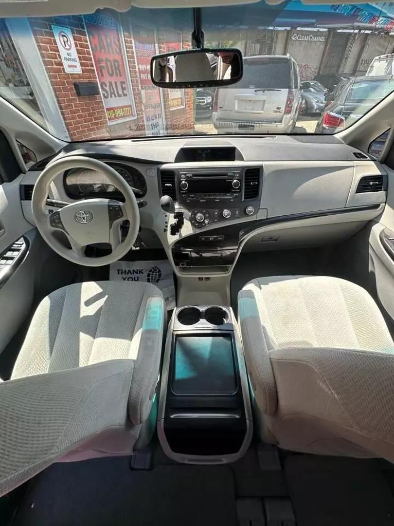 2011 Toyota Sienna LE photo 24