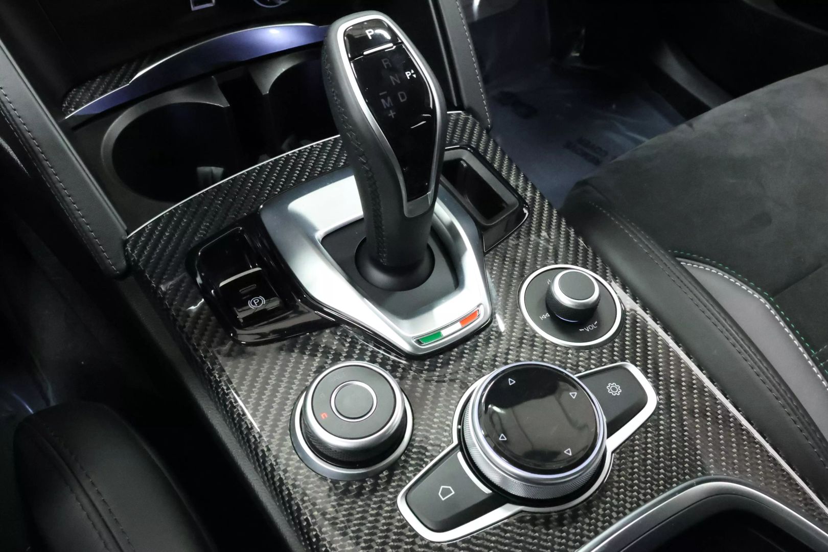2022 Alfa Romeo Stelvio - Image 39