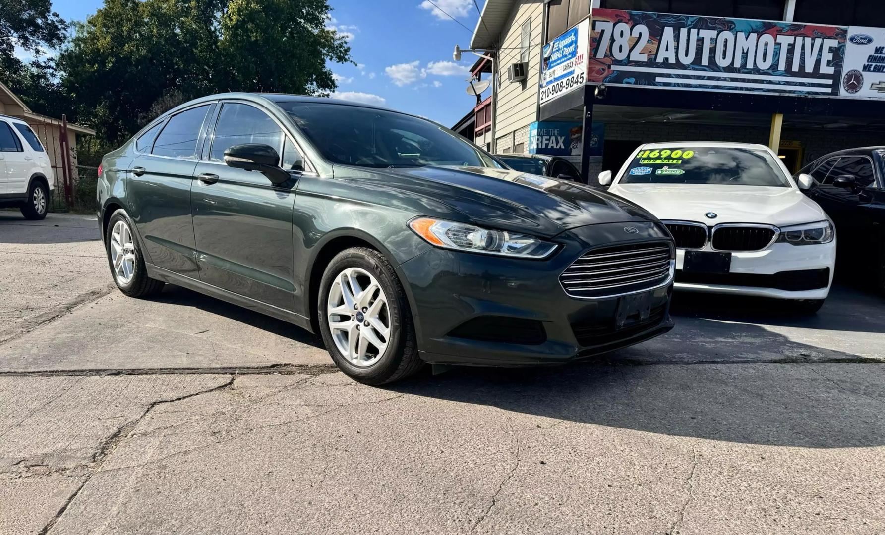 2015 Ford Fusion SE photo 2