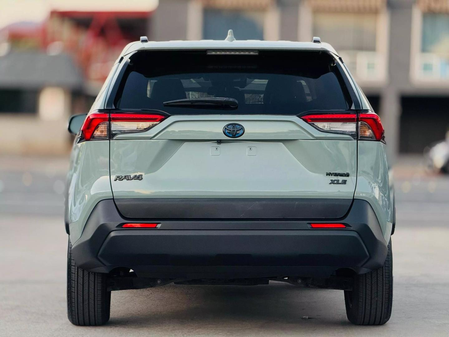 2021 Toyota RAV4 XLE Premium photo 3