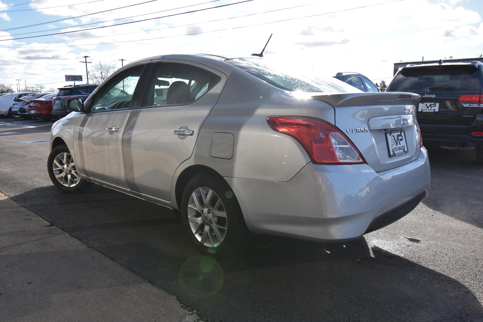 2018 Nissan Versa Sedan SV photo 4