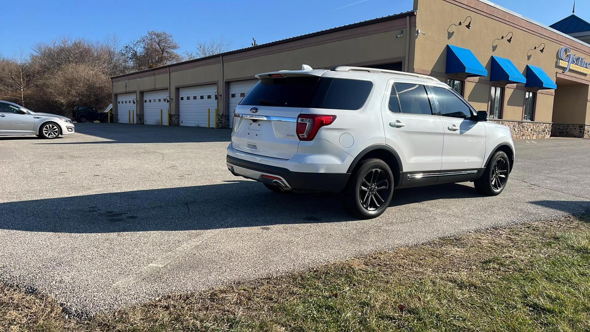 2017 Ford Explorer XLT photo 20