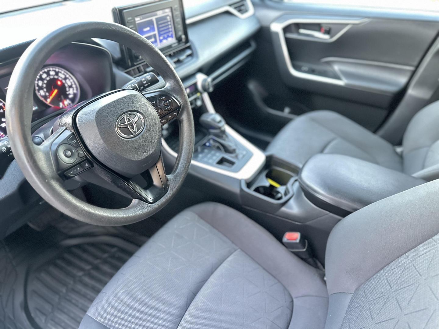 2021 Toyota RAV4 XLE photo 4