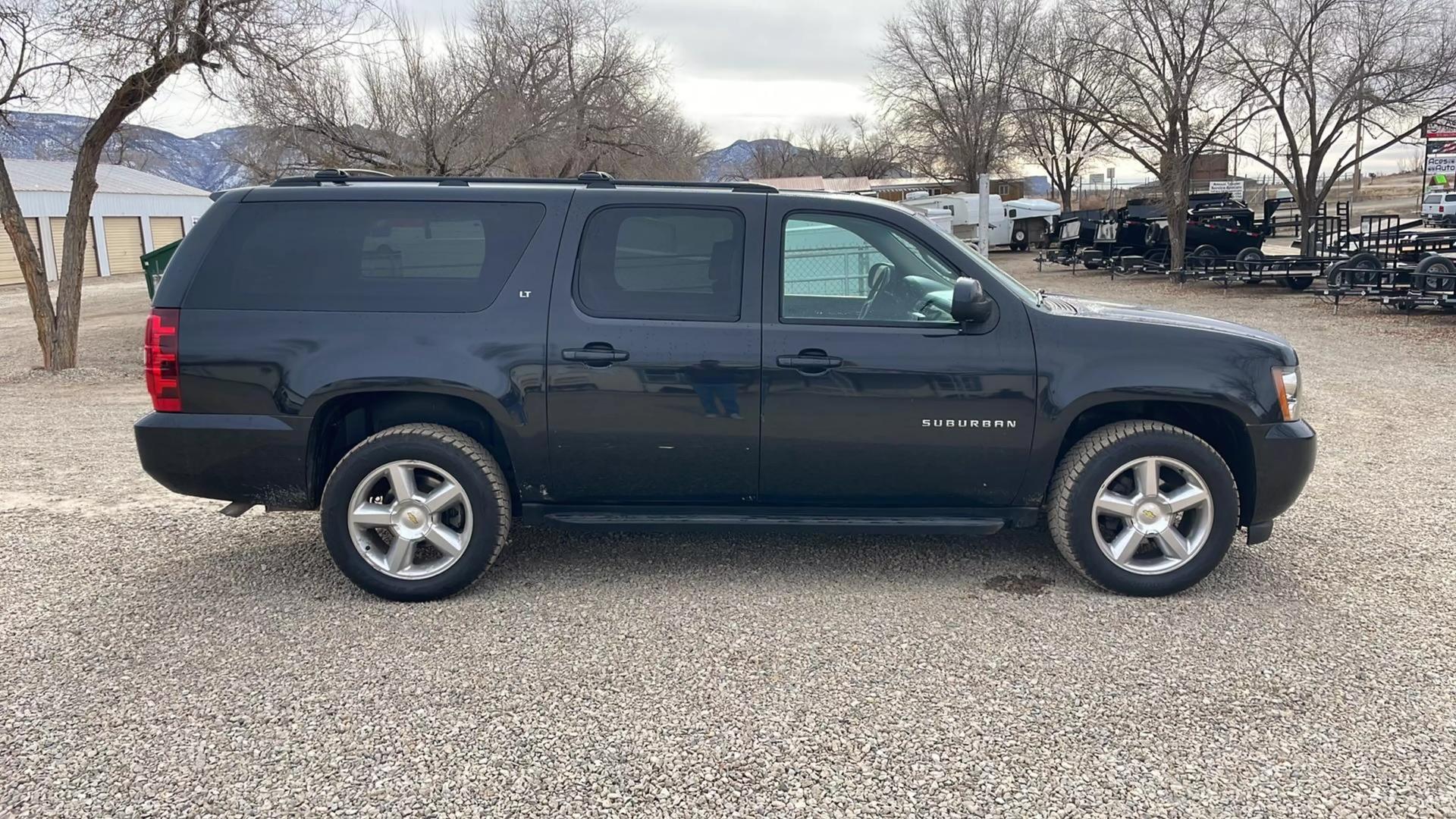 2011 Chevrolet Suburban LT photo 4