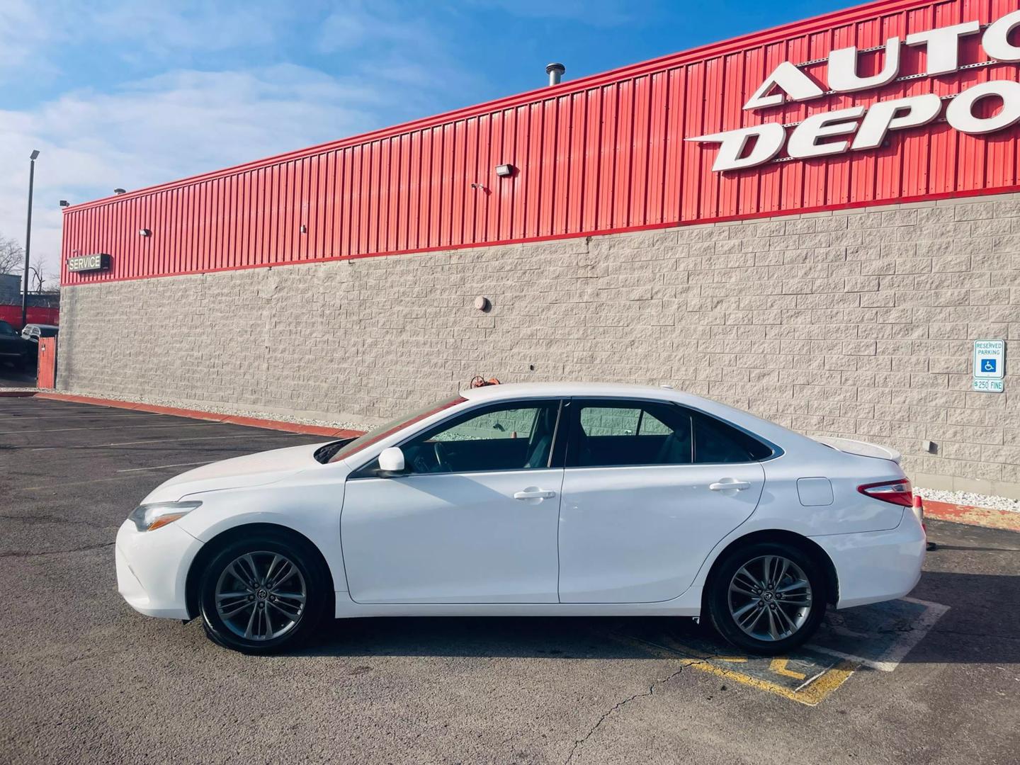 2015 Toyota Camry LE photo 9