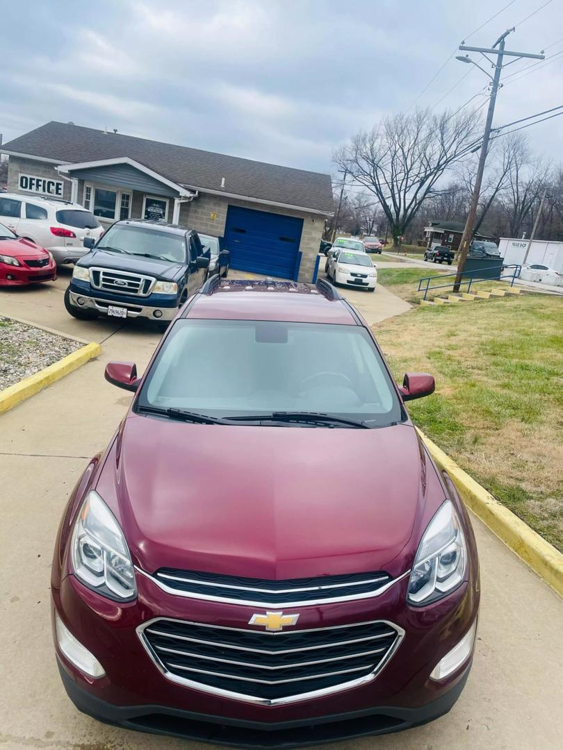 2017 Chevrolet Equinox LT photo 2