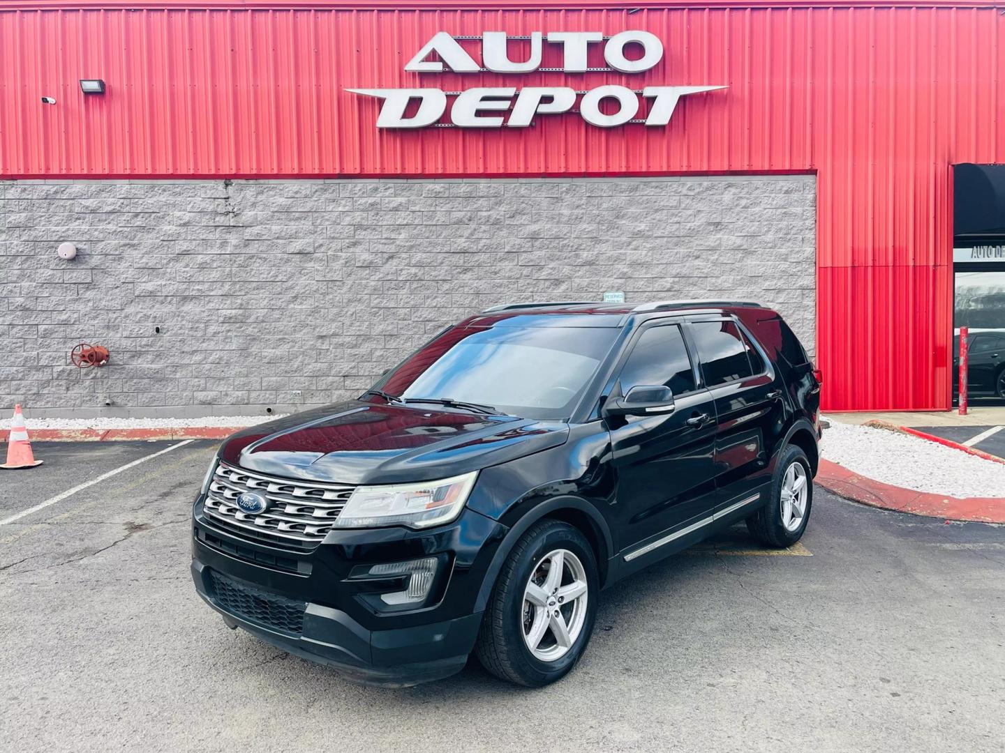 2017 Ford Explorer XLT photo 1