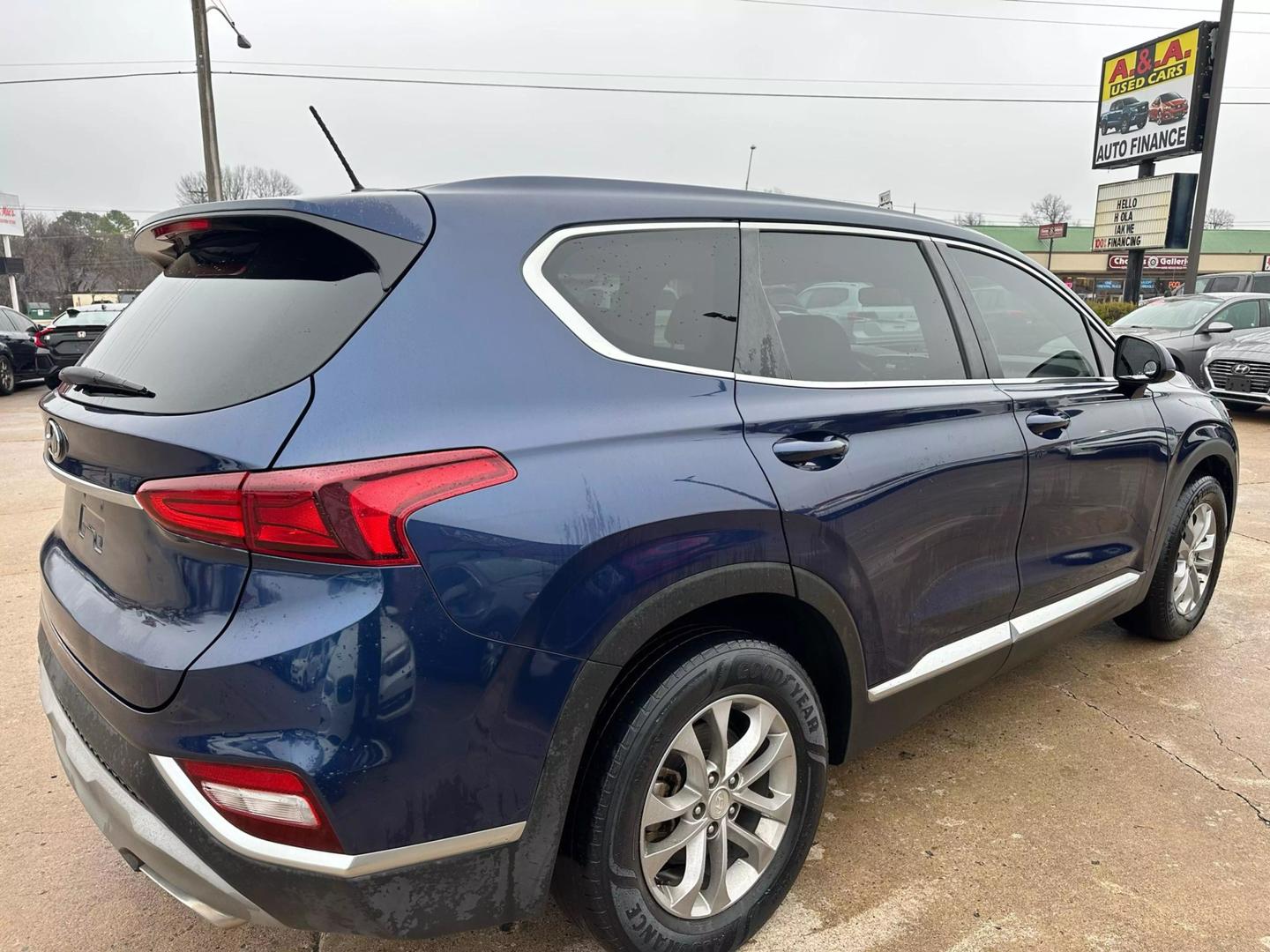 2019 Hyundai Santa Fe SE photo 3