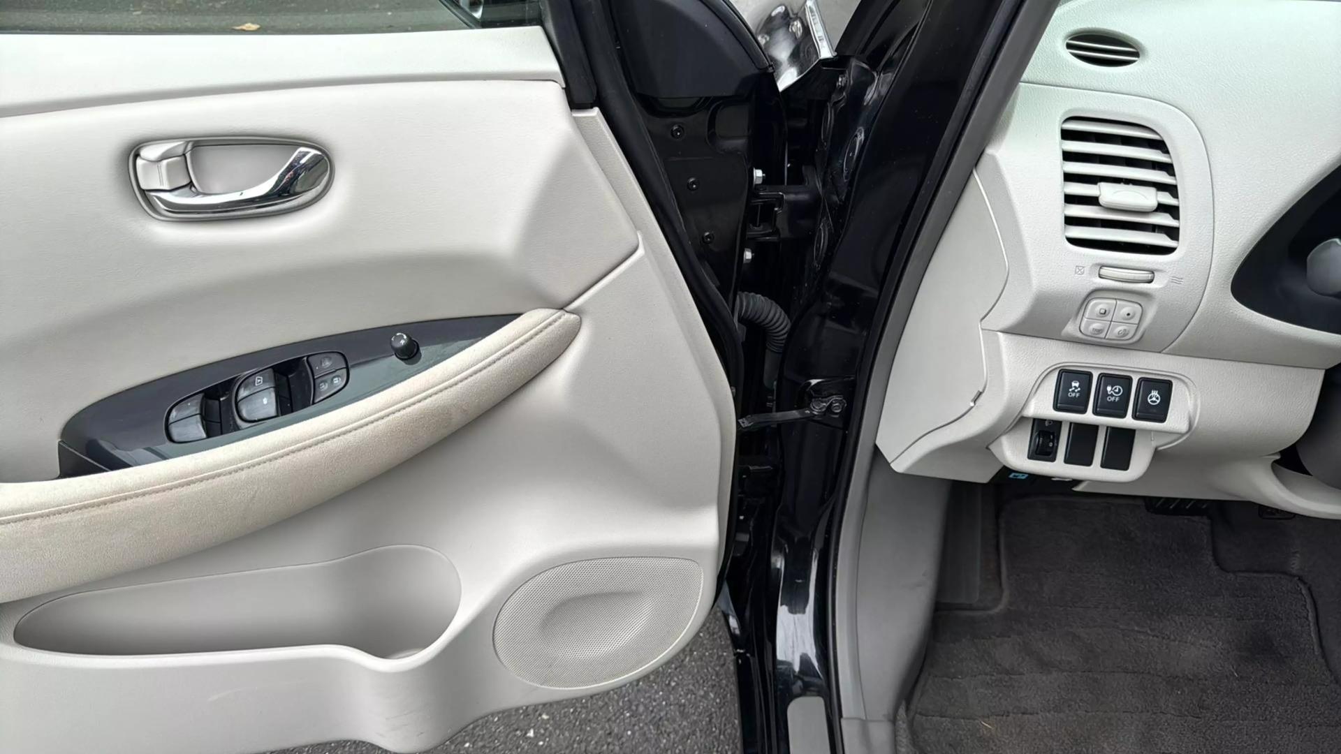 2012 Nissan LEAF SV photo 14