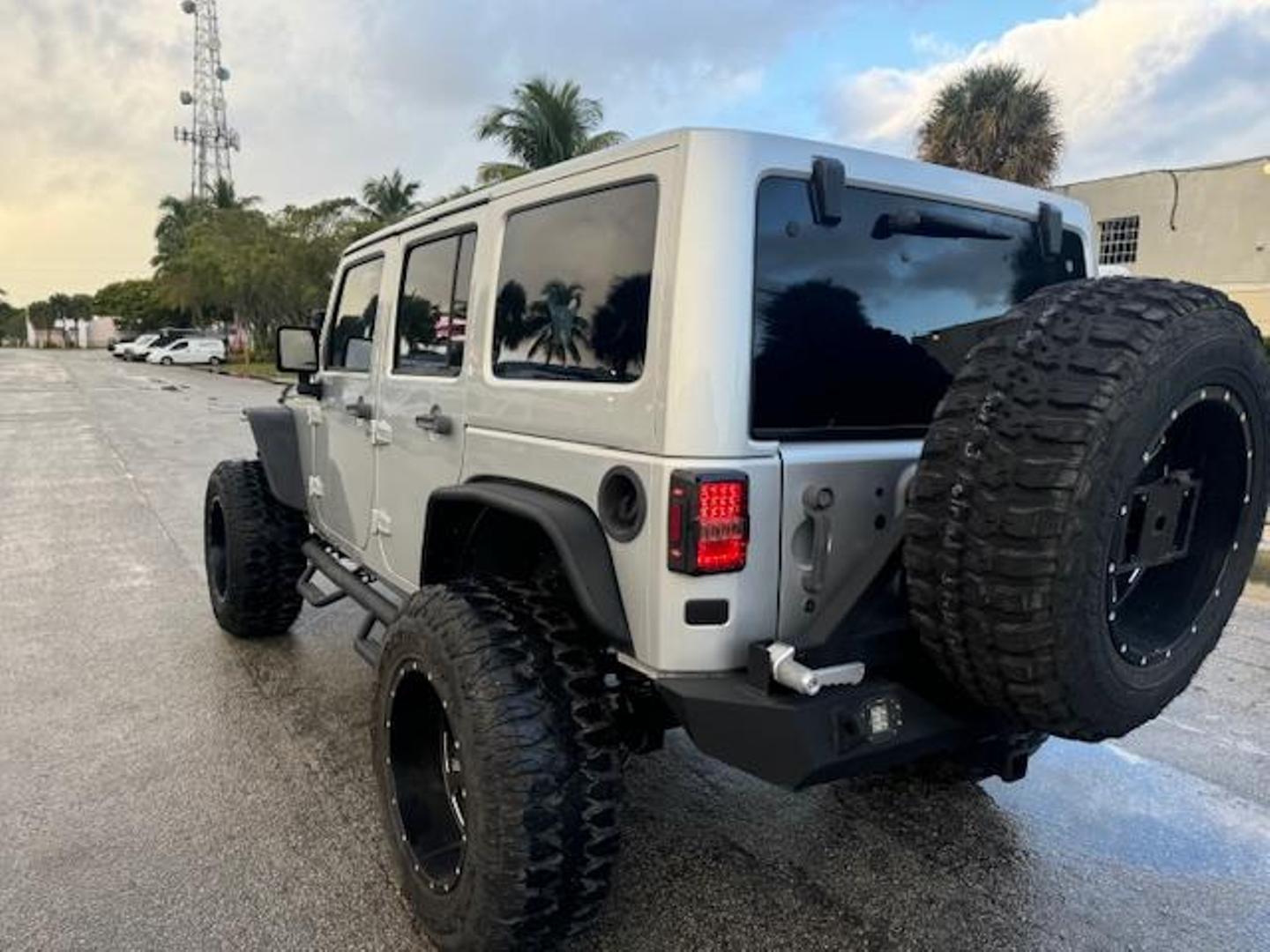 2012 Jeep Wrangler Unlimited Sahara photo 10