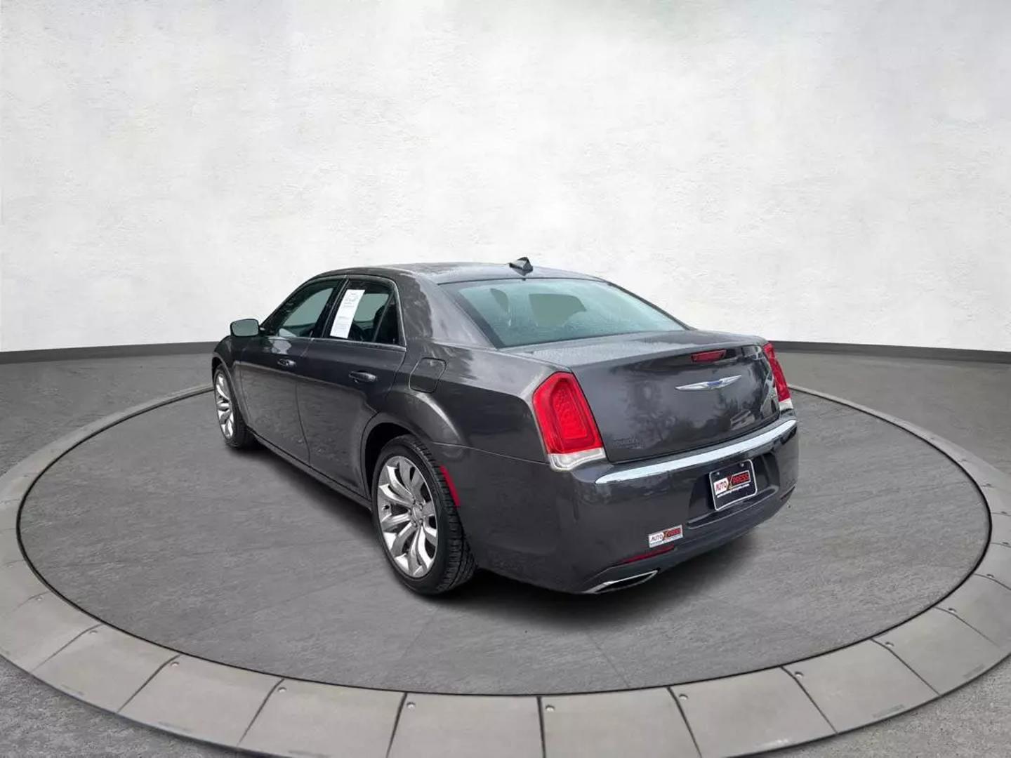 2018 Chrysler 300 Touring photo 5