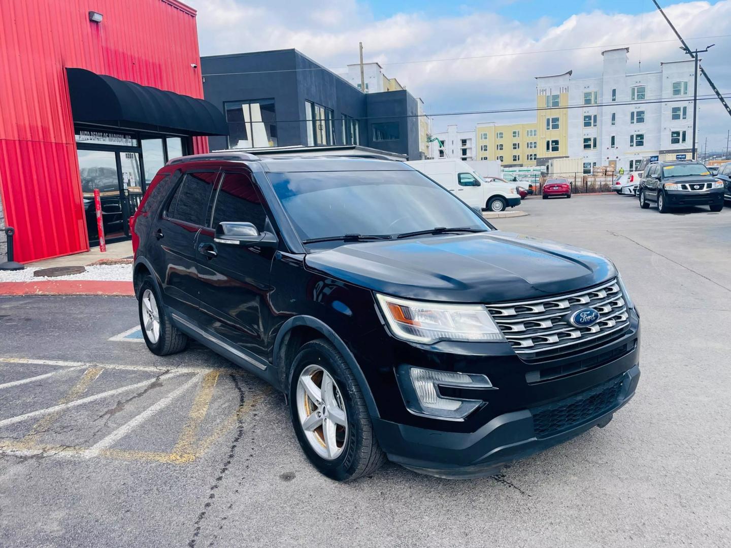 2017 Ford Explorer XLT photo 4