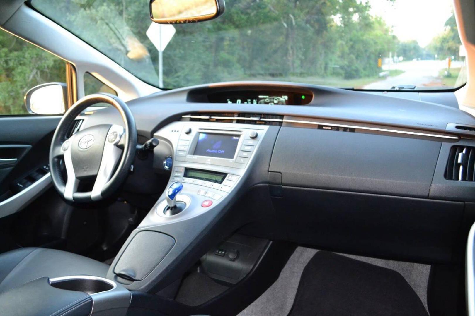 2014 Toyota Prius Four photo 24