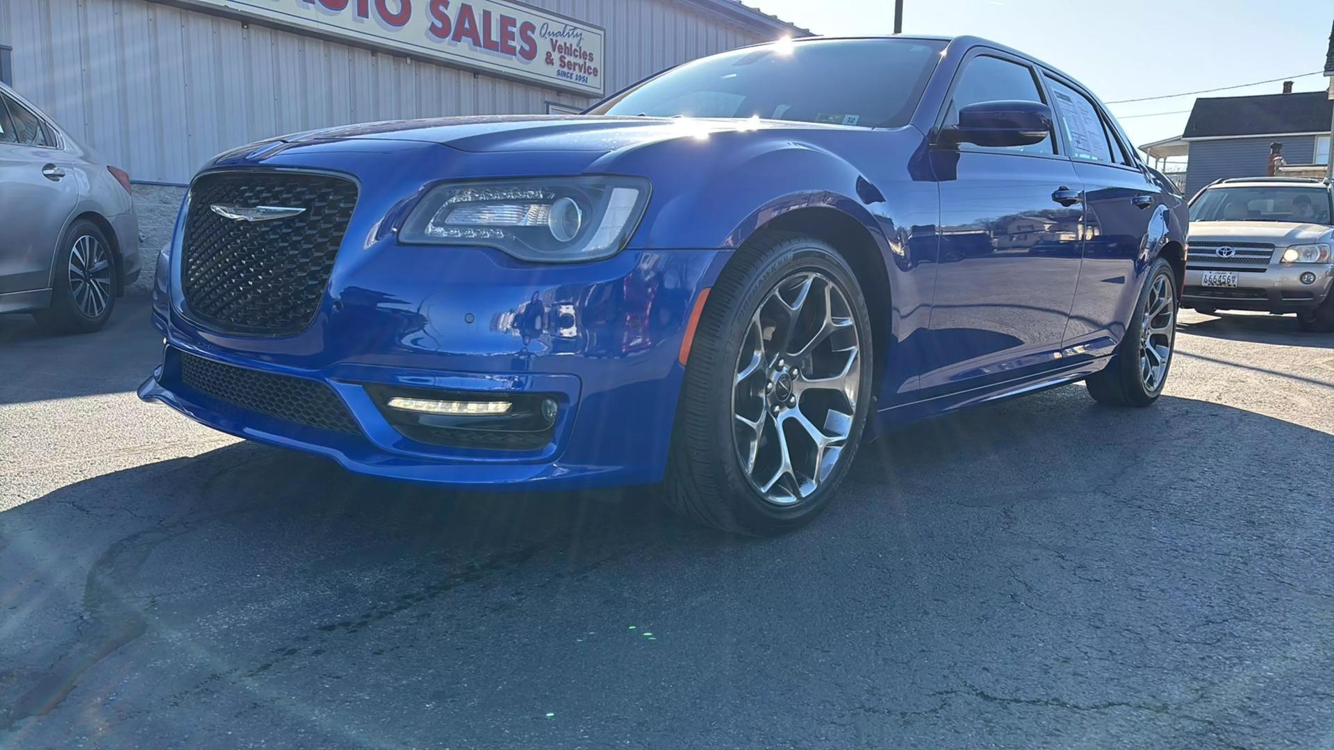 Chrysler 300's photo