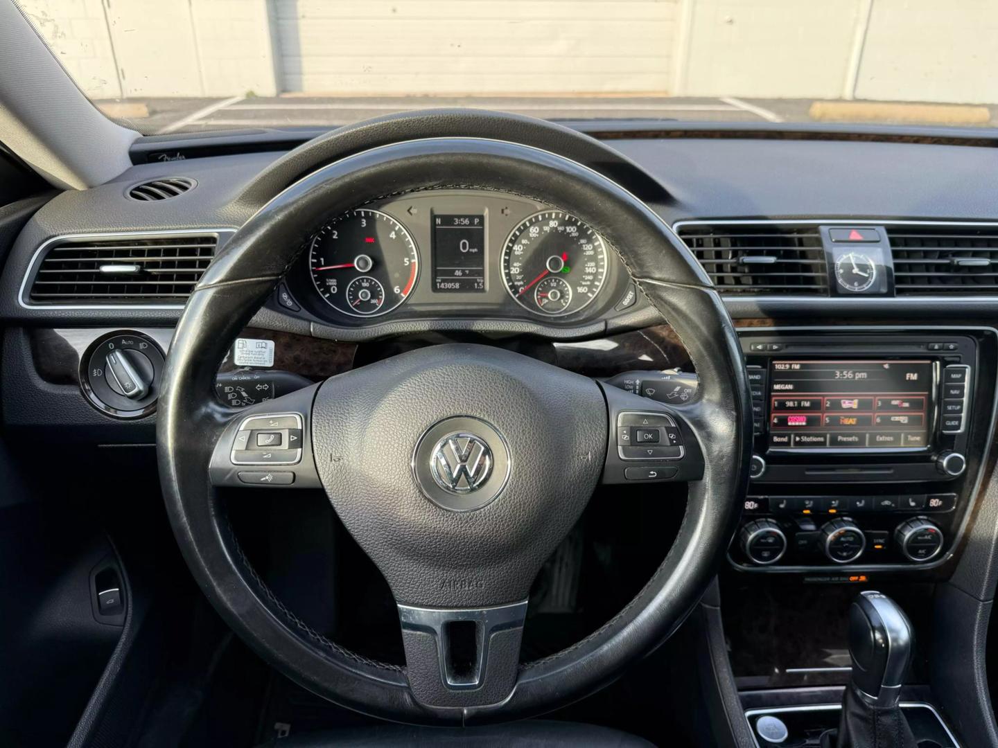 2014 Volkswagen Passat SEL Premium photo 23